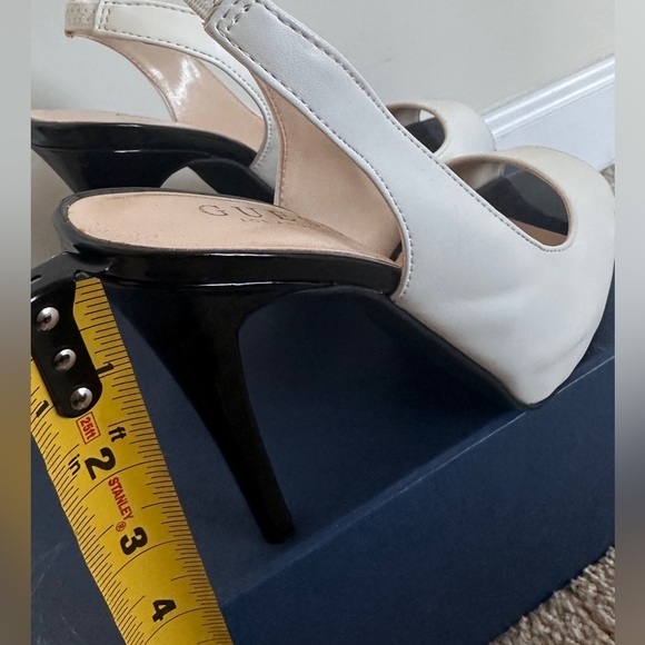 Elegant peep-toe pump from guess. - Picture 12 of 12